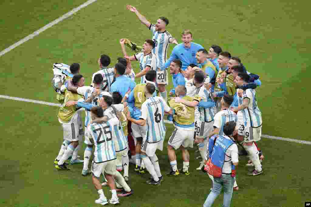 Basano ba Argentine bazali kosepela nsima na kolonga Pays-Bas na 1/4 ya Mondial Qatar 2022 na stade Lusail, Doham, 9 décembre 2022. (AP Photo/Ariel Schalit)