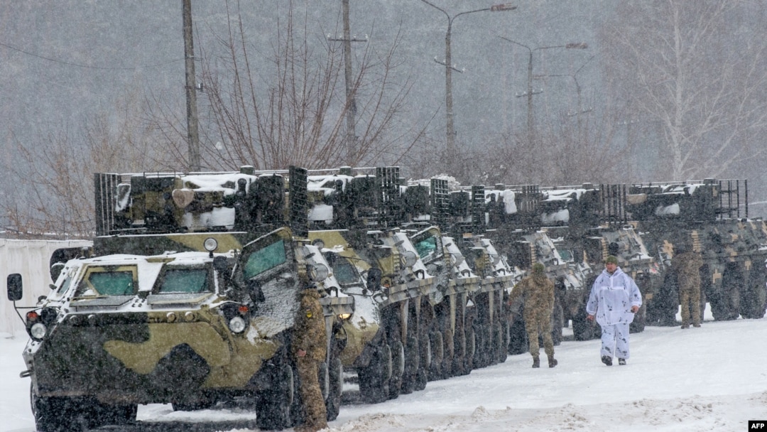 El transporte blindado de personal (APC) de la brigada 92 mecanizada separada de las Fuerzas Armadas de Ucrania se traslada a estacionar en su base cerca de la aldea de Klugino-Bashkirivka, en la región de Kharkiv, el 31 de enero de 2022.