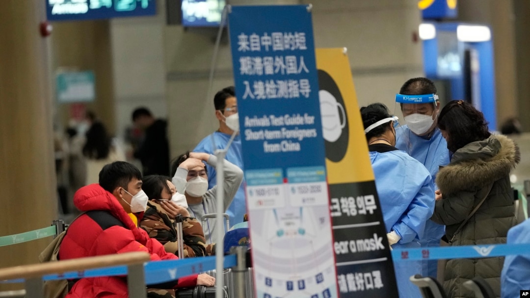 抵達南韓仁川國際機場的中國乘客等待前往入境測試中心。（2023年1月14日）