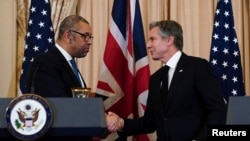 美國國務卿布林肯與英國外交大臣詹姆斯·克萊弗利(James Cleverly，左) 2023年1月17日在華盛頓共同見記者。 （路透社）