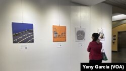 Una mujer observa la exhibición 'A Punta de Lápiz', en la Green Library de la FIU, Miami, el 18 de enero de 2023.