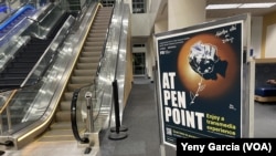 Cartel de la exhibición 'A Punta de Lápiz', en la Green Library de la FIU, Miami, el 18 de enero de 2023.