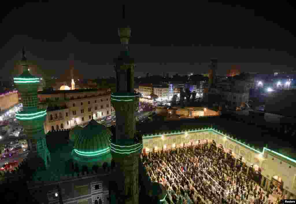 موسوڵمانان لە دەمی نوێژی تەراویح لە یەکەم شەوی مانگی پیرۆزی ڕەمەزان لە مزگەوتی ئەزهەر لە شاری قاهیرە، مسڕ، 1ی مانگی چواری 2022
