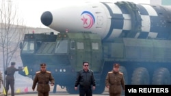 북한은 24일 김정은 국무위원장의 명령에 따라 신형 대륙간탄도미사일(ICBM) 화성 17형을 시험 발사했다며 사진을 공개했다.