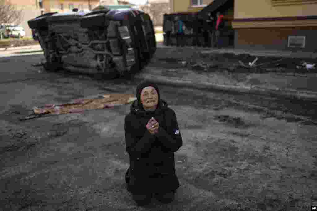 Tanya Nedashkivs&#39;ka, 57, mourns the death of her husband, killed in Bucha, on the outskirts of Kyiv, Ukraine, April 4, 2022. 