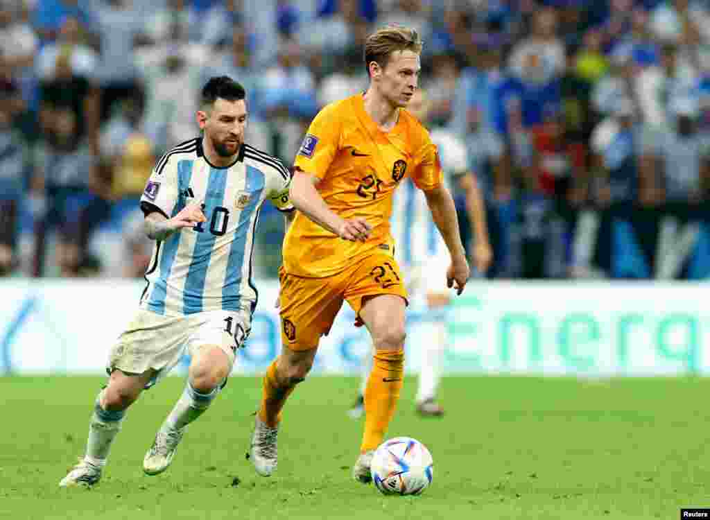 Jwe Olande Frenkie de Jong an aksyon ak vedet foutbol Ajanten Lionel Messi, 9 Desanm, 2022.