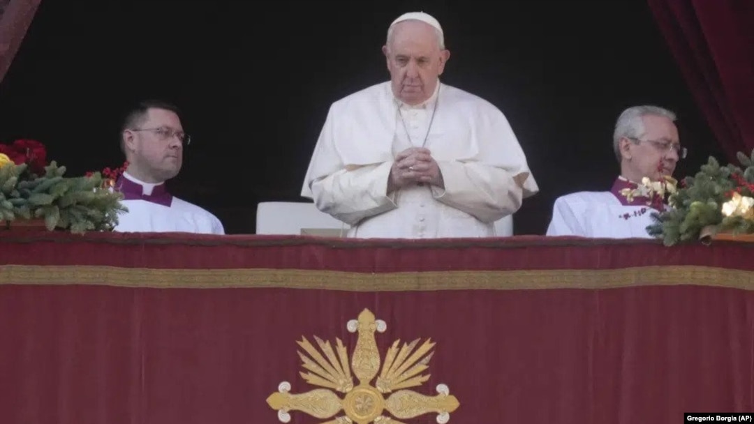 El papa Francisco ofrece su bendición Urbi et Orbi ("a la ciudad y al mundo", en Latín) del día de Navidad desde el balcón principal de la Basílica de San Pedro, en el Vaticano, el 25 de diciembre de 2022. 