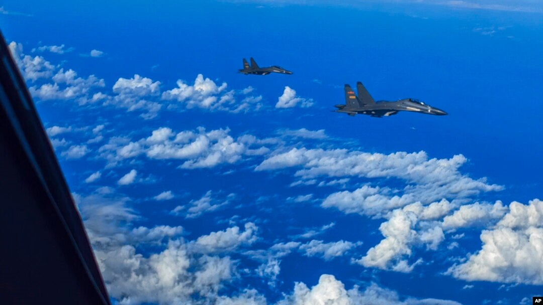 在新華社發佈的這張照片中，中國人民解放軍（PLA）的戰鬥機於 2022 年 8 月 7 日在台灣附近進行聯合作戰訓練演習。