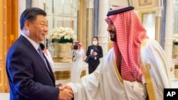 2022年12月9號，沙特阿拉伯王儲及內閣首相穆罕默德·本·薩勒曼（右）歡迎中國國家主席習近平出席海灣國家合作委員會峰會和中國-阿拉伯聯盟國家峰會。習近平還會見了海灣國家及其他阿拉伯國家領導人。本照片有沙特通訊社發布，美聯社提供。