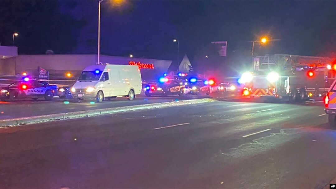 Esta imagen proporcionada por KTTV muestra la escena después de un tiroteo en un club nocturno gay en Colorado Springs, Colorado, EEUU, el sábado 20 de noviembre de 2022.