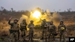 烏克蘭軍人在赫爾鬆地區前線向俄羅斯陣地砲擊（2022年12月24日）