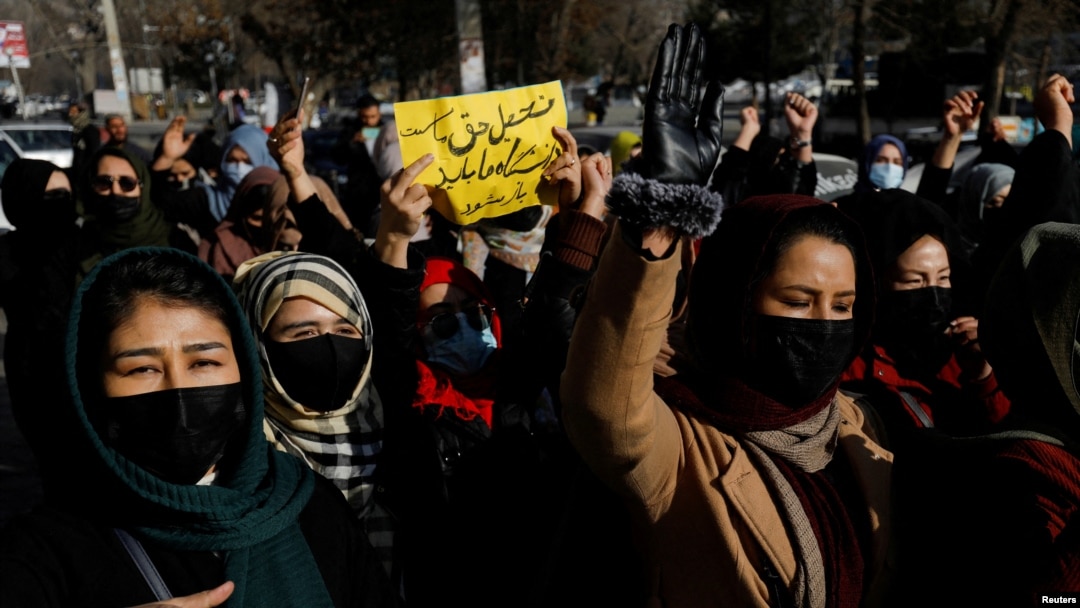 Mujeres afganas protestan por el cierre de las universidades a las mujeres por el Talibán, en Kabul el 22 de diciembre de 2022.
