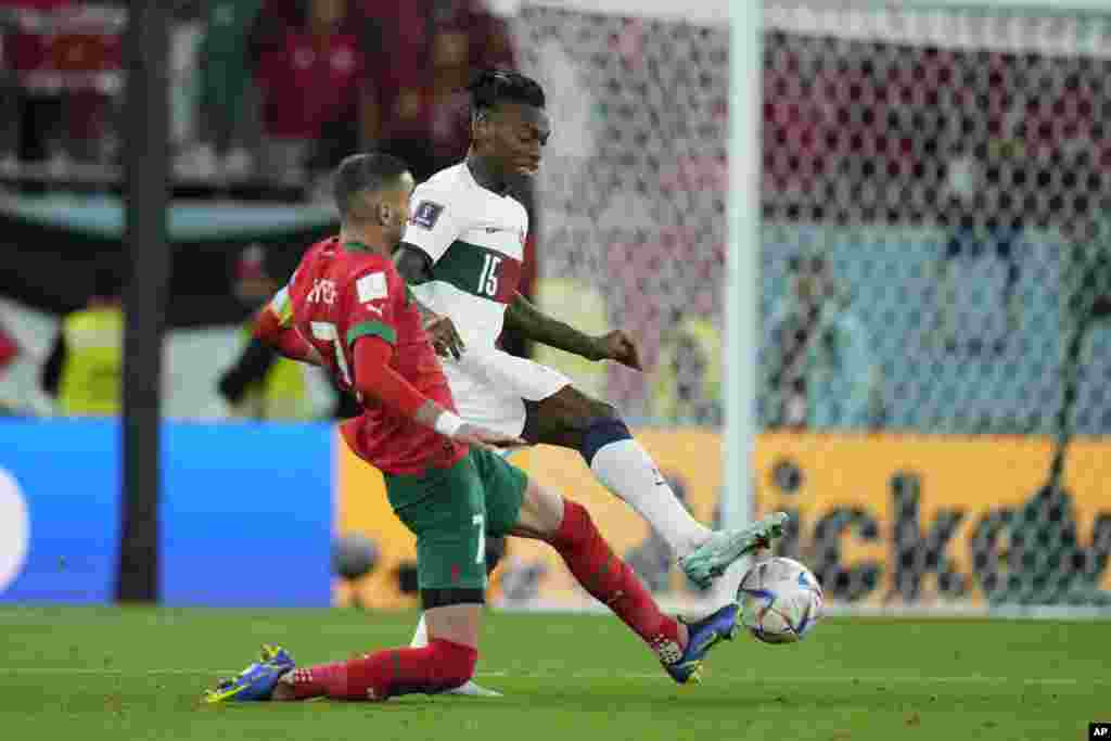 Mosani Hakimi Ziyech (G) azali kowelea ndembo na mosani ya Portugal na stade Al-Thumama, Doha, 10 décembre 2022. (AP Photo/Ricardo Mazalan)
