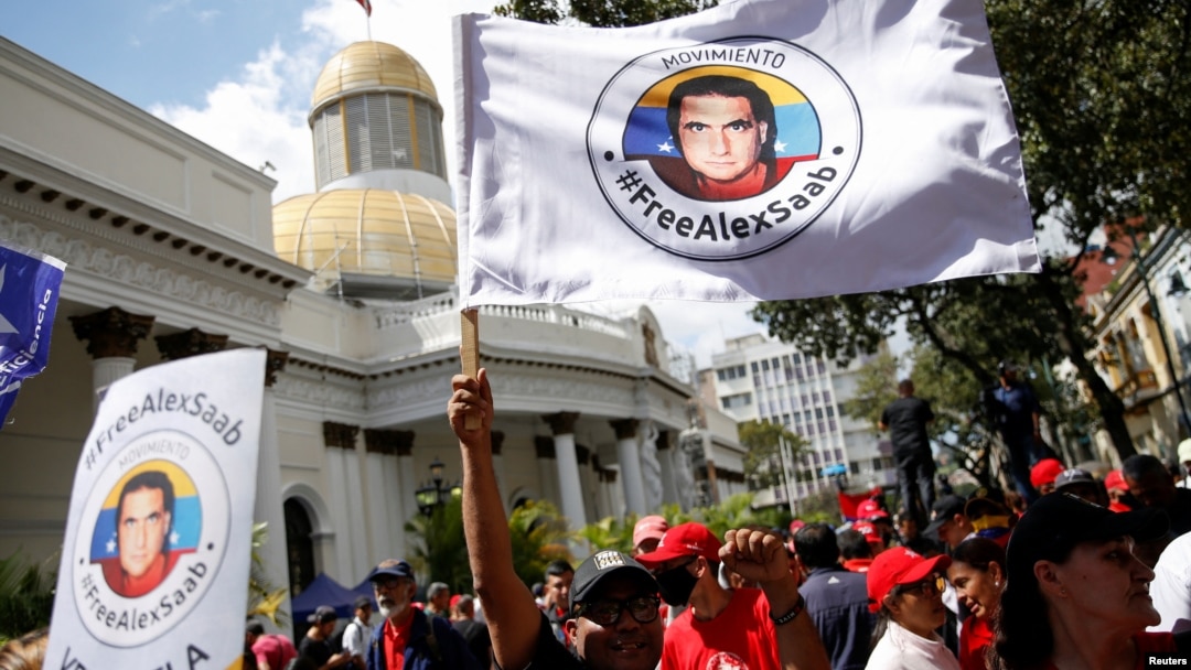 Un integrante del movimiento "Free Alex Saab" en una manifestación frente a la Asamblea Nacional de Venezuela exigiendo la liberación del empresario colombiano con vínculos venezolanos que fue extraditado a EEUU por lavado de dinero, en Caracas. Venezuela 16 de diciembre de 2022.