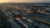미국 캘리포니아주 코머스에 있는 유니언퍼시픽철도(Union Pacific Railroad)의 복합 수송 시설에 컨테이너와 화물 열차들이 줄지어 서 있다. (자료사진) 