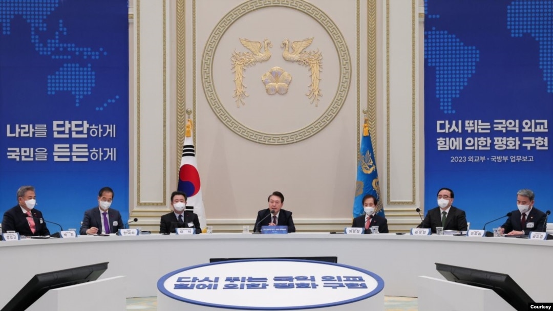 윤석열(가운데) 한국 대통령이 외교부·국방부 업무보고에서 발언하고 있다. (자료사진=한국 대통령실 제공)