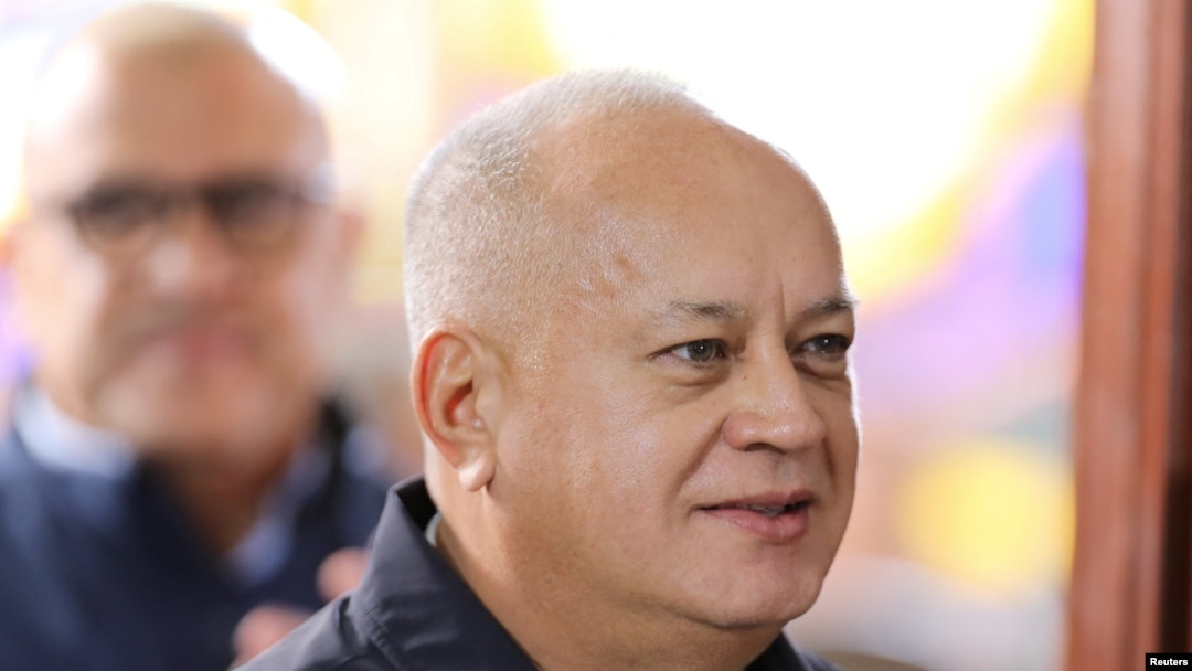 ARCHIVO - El ministro del Interior y Justicia de Venezuela, Diosdado Cabello, observa mientras el presidente Nicolás Maduro anuncia importantes cambios en su gabinete, en el Palacio de Miraflores, en Caracas, Venezuela, el 27 de agosto de 2024.