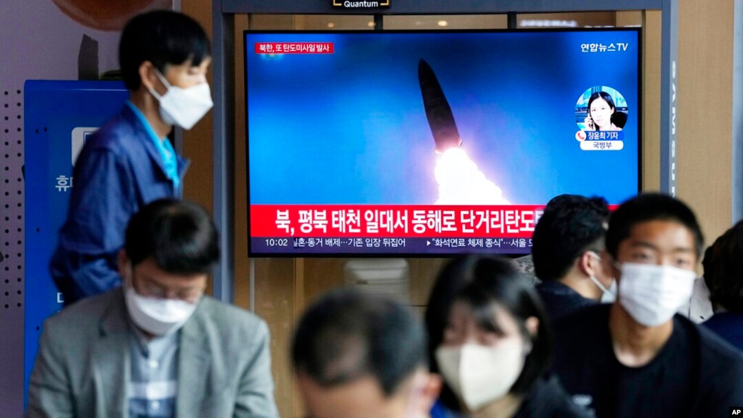 25일 한국 서울역에 설치된 TV에 북한의 탄도미사일 발사 뉴스가 나오고 있다.