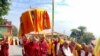 གླིང་རིན་པོ་ཆེས་མོན་རྟ་དབང་དང་འབུམ་སྡེ་ལར་ཆོས་འབྲེལ་གནང་བ།