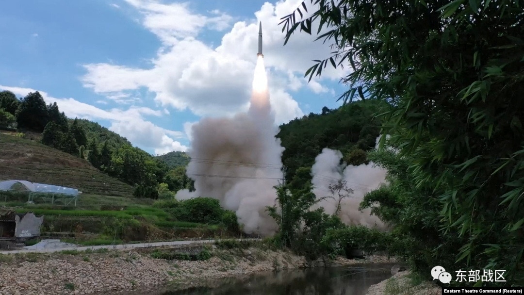 中國軍隊東部戰區發佈照片顯示，中國針對台灣東部海域進行常規導彈實彈發射演習。（2022年8月4日）