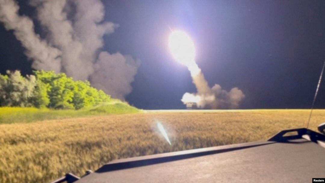 우크라이나군이 러시아군과 맞선 전선에서 미국산 고속기동포병로켓시스템(HIMARS·하이마스)을 발사하고 있다. 소셜미디어 영상 캡쳐. (자료사진)