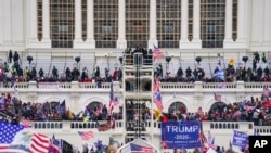 ARCHIVO - Insurrectos leales al presidente Donald Trump irrumpen en el Capitolio en Washington, el 6 de enero de 2021.