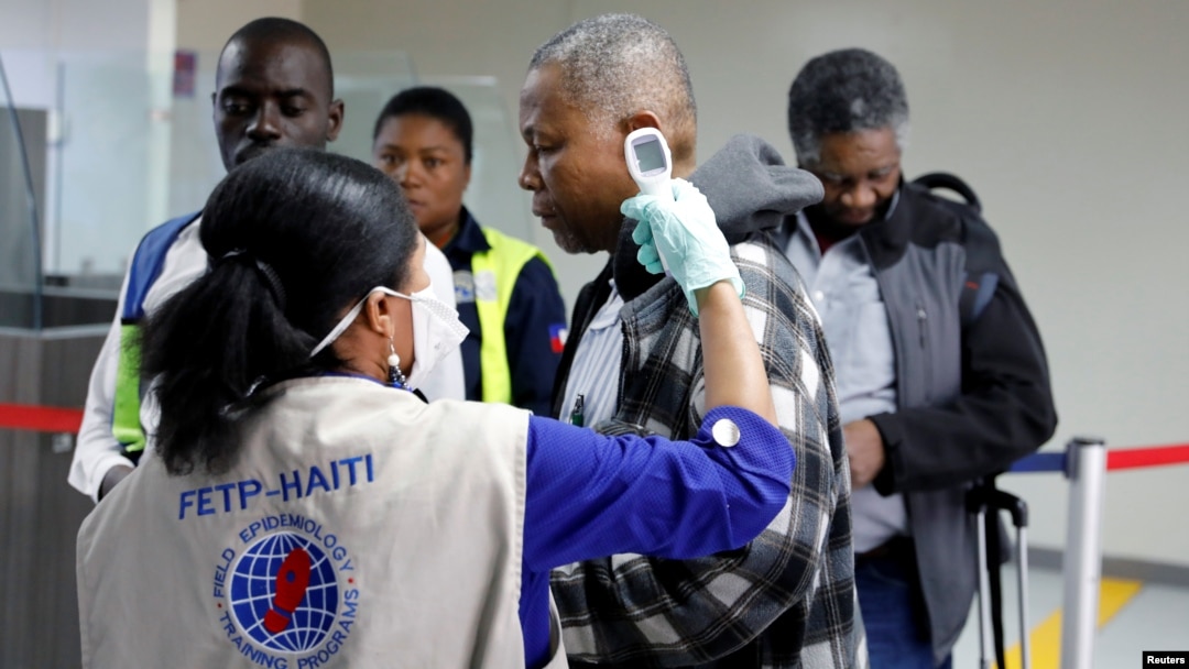 Lokacin da ake duba yanayin jikin wasu matafiya a filin jiragen saman kasar Haiti.