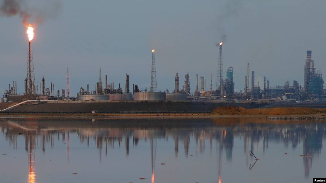 En su informe mensual, la Organización de Países Exportadores de Petróleo (OPEP) dijo que Venezuela informó que había bombeado 960.000 barriles por día (bpd) en marzo, una caída de casi 500.000 bpd con respecto a febrero.