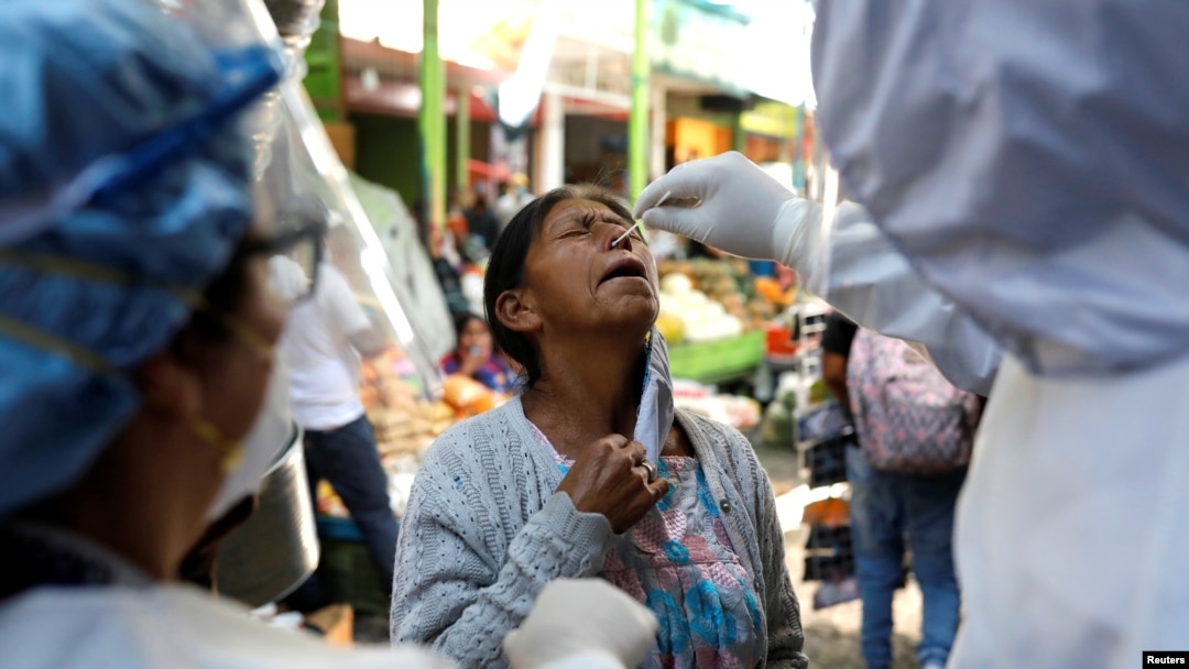 Personal del Ministerio de Salud de Guatemala realiza una prueba de Covid a una mujer en un mercado de productos frescos durante el brote de la enfermedad del coronavirus, en la Ciudad de Guatemala. 21 de mayo de 2020.