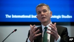 英國軍情六處MI6處長裡查德·摩爾（Richard Moore）在倫敦演講後回答聽眾問題。 （2021年11月30日）