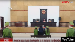 越南記者范端莊在2021年12月14日在河內出庭。她被判處9年監禁。 （YouTube畫面截圖）