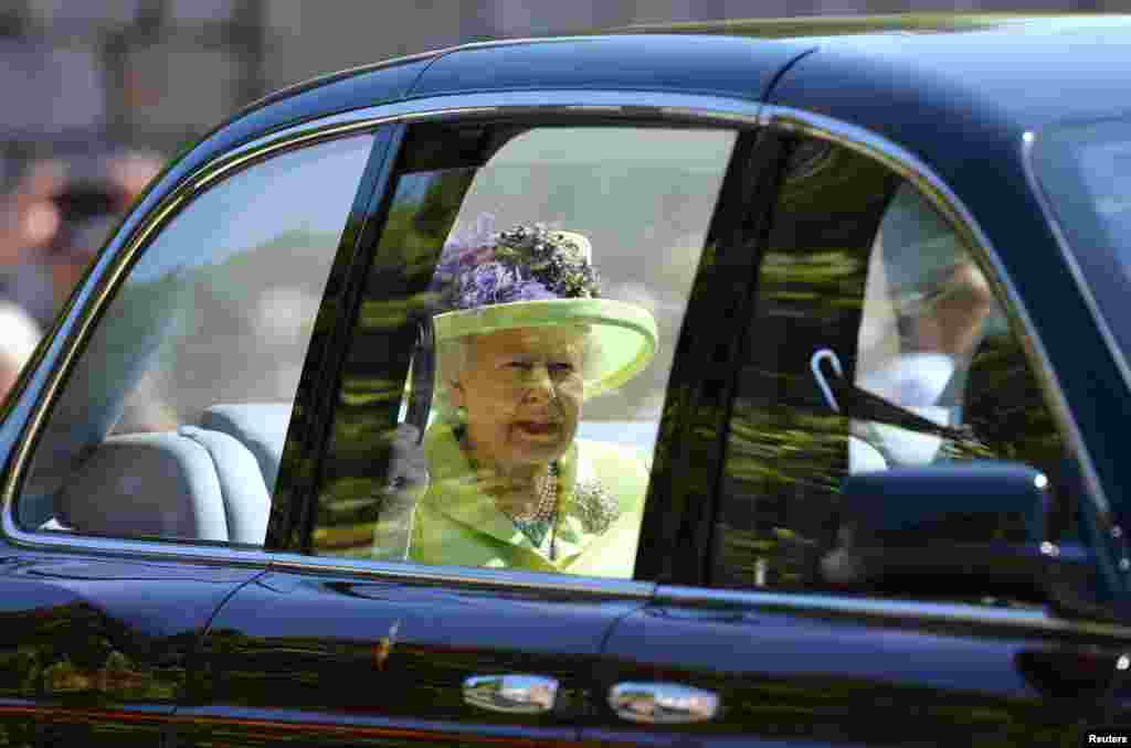 Rainha Isabel II chega à capela de S. George, no castelo de Windsor para o casamento do seu neto Harry com a ex actriz Meghan Markle. 19 de Maio, 2018.
