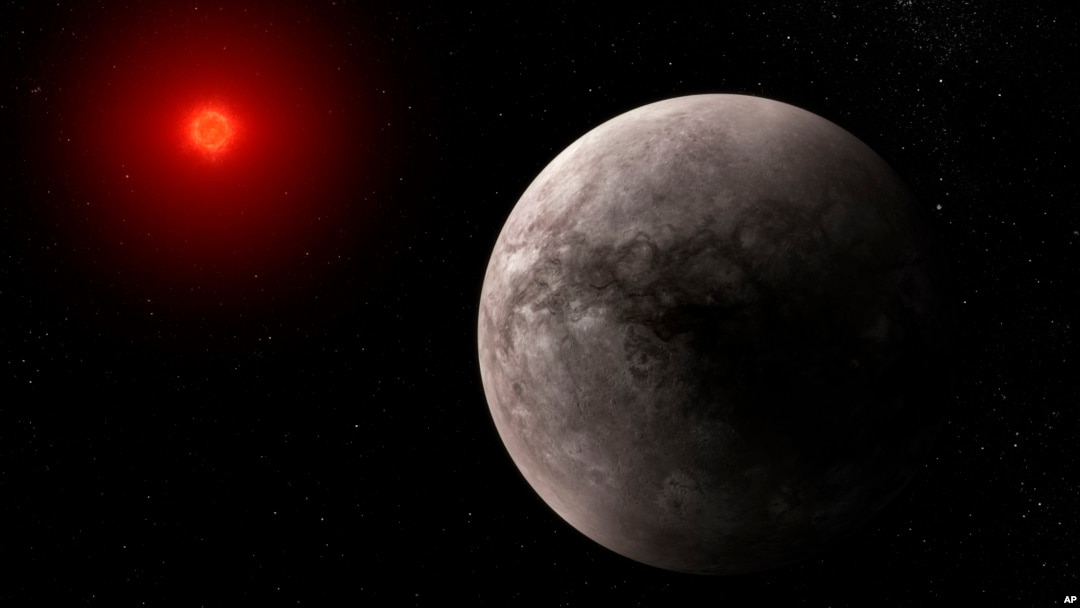 ئەم بریتییە لە وێنەیکی هەسارەی دەرەکی TRAPPIST-1 b کە لەلایەن ئاژانسی بۆشایی ئاسمانی ئەوروپاوە کێشراوە. 