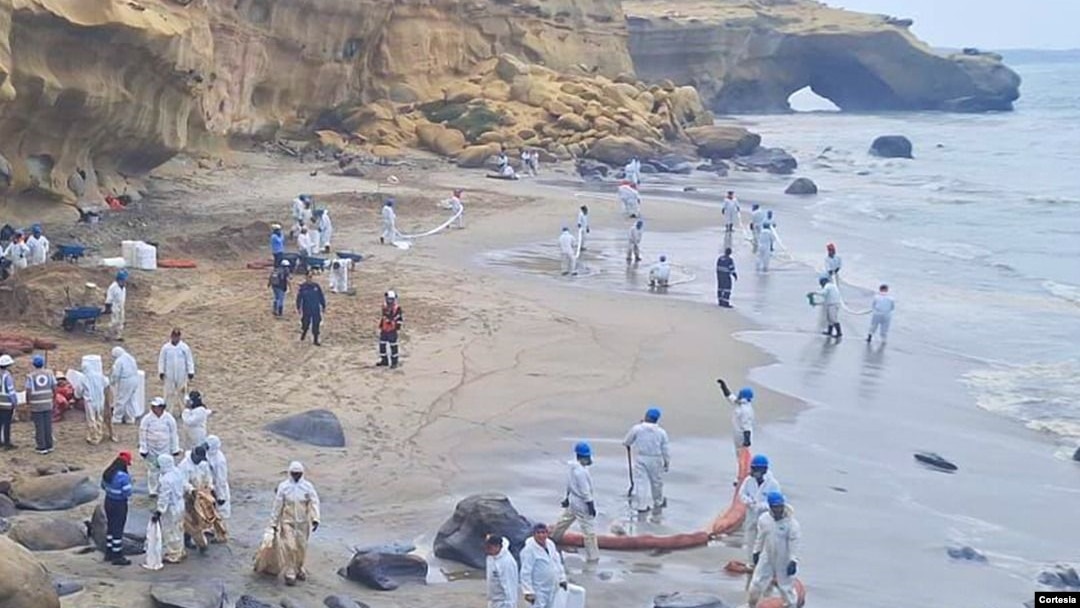 La fiscalía peruana investiga un derrame de petroleo en la playa Las Capullanas, Talara, en el noroeste del país ocurrido el sábado 21 de diciembre de 2024. [Foto: Cortesía Ministerio Público]