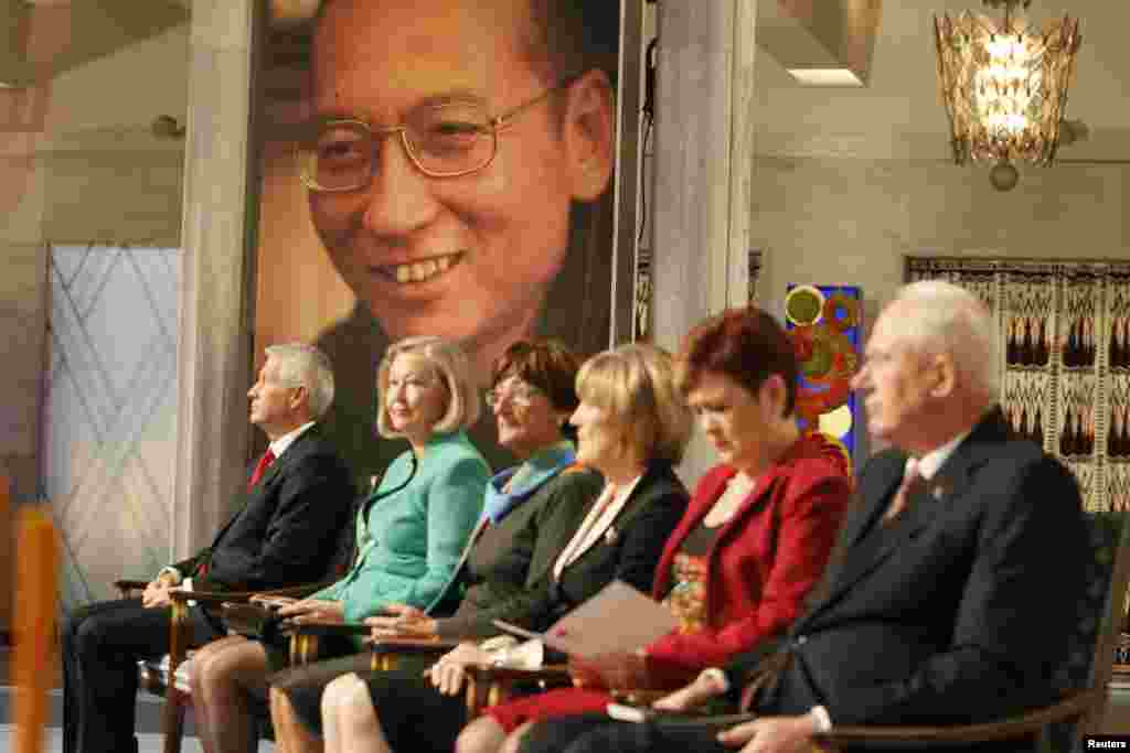 2010年12月10日,在奥斯陆市政厅的诺贝尔和平奖颁奖典礼上, 诺贝尔委员会成员坐在主席台上,刘晓波像旁边。2017年7月13日,挪威诺贝尔委员会主席安德森发表声明说:“中国政府对刘晓波的早逝负有重要责任。”“刘晓波因其推动实现在国际文件以及中华人民共和国宪法中被确保的基本人权所付出的努力于2010年获得诺贝尔和平奖。在将近30年中,刘晓波一直是中国民主运动的领军人物。1989年在天安门广场发生的示威活动使刘晓波从学术生活转向为实现基本人权而付出行动。他是《零八宪章》主要的起草人之一。这一宣言指出,中国有义务确保公民享有基本人权。在刘晓波著名的诗歌《我没有敌人》中,我们看到他清楚地表达了他和平的态度。” 