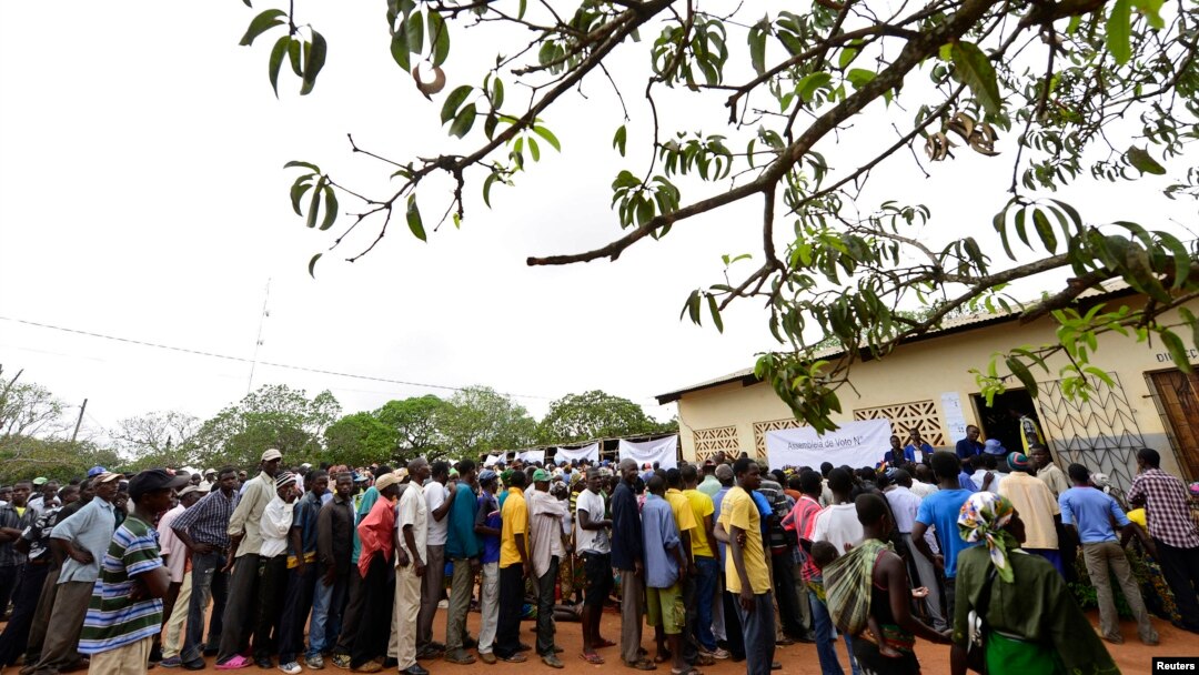 Voters queue to cast their ballots in municipal elections at a voting station near Gorongosa in central Mozambique, Nov. 20, 2013.