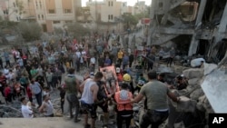 Palestinianos retiram sobreviventes de escombros depois de ataque israelita em Gaza