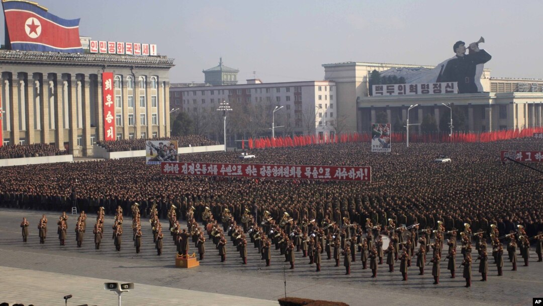 Soldados y ciudadanos marchan en la plaza Kim il Sung en Pyongyang, Corea del Norte, durante una protesta contra condena la ONU a su récord de Derechos Humanos. [Foto: 25 de noviembre, 2014]