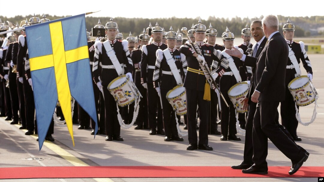 El presidente Barack Obama camina junto al embajador sueco ante Estados Unidos, Jonas Hafström frente a la guardia de honor a su llegada al aeropuerto de Estocolmo-Arlanda.