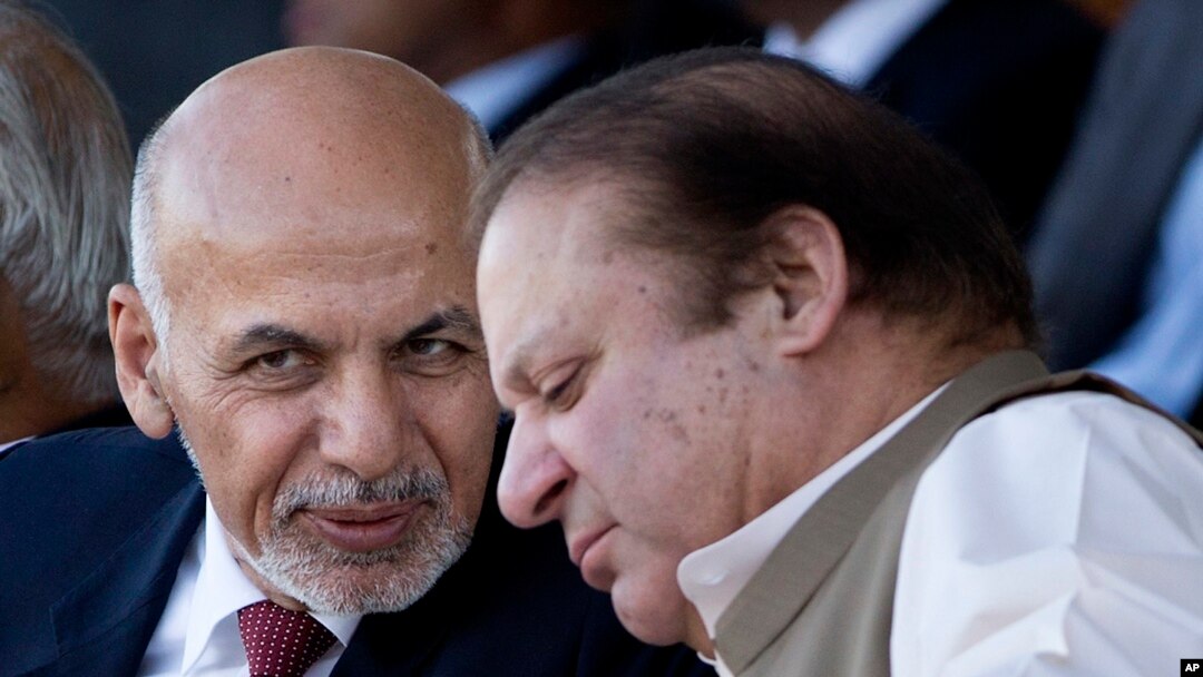 FILE - Afghan President Ashraf Ghani (l) talks with Pakistani Prime Minister Nawaz Sharif in Islamabad, Pakistan.