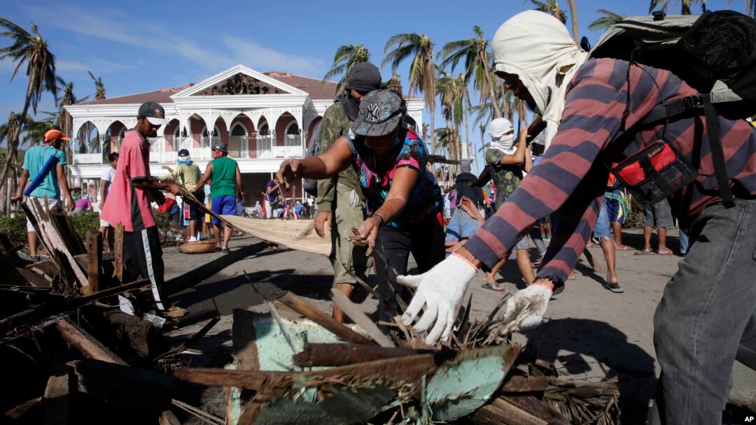 Typhoon survivors and volunteers begin a massive clean up in typhoon-ravaged Tacloban city, Leyte province in central Philippines, Nov. 25, 2013. 