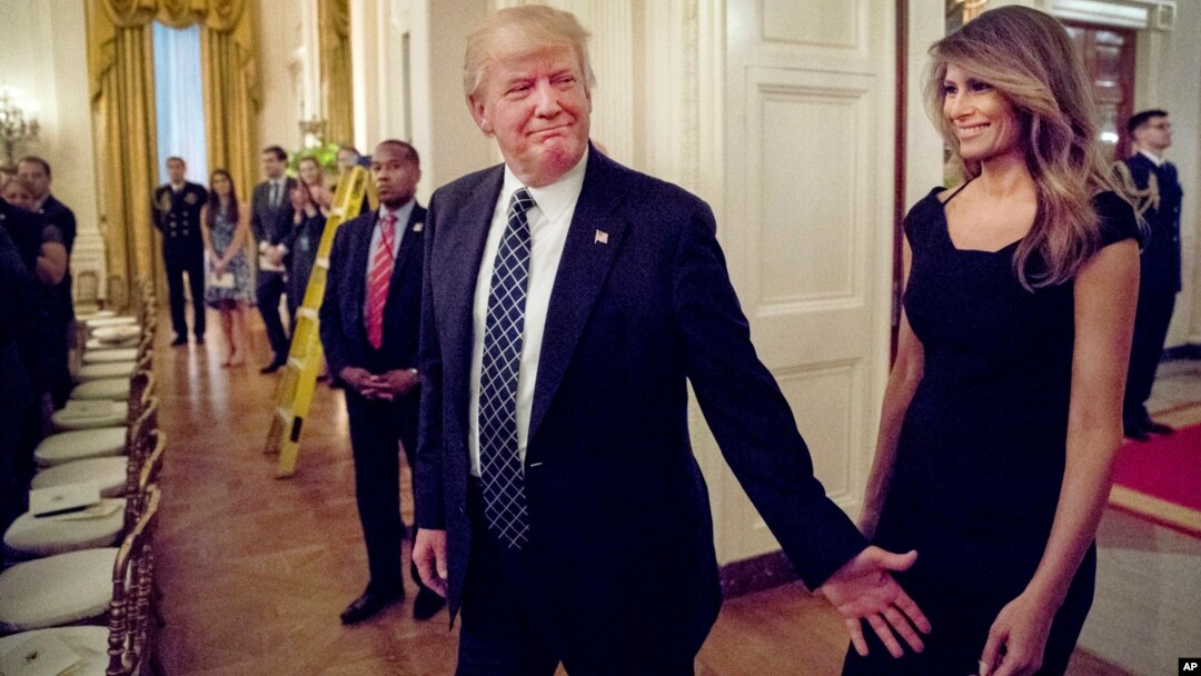 El presidente Donald Trump y su esposa Melania llegan a la recepción para senadores y sus cónyuges en la Casa Blanca.