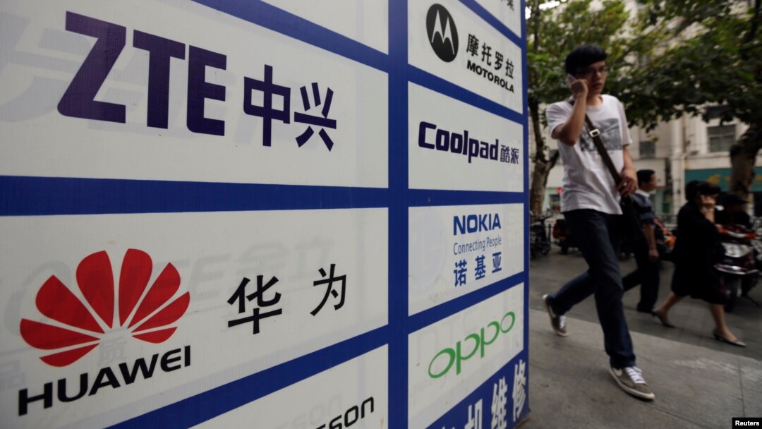 중국 후베이성 우한의 한 건물에 화웨이와 ZTE 로고가 붙어있다. (자료사진)