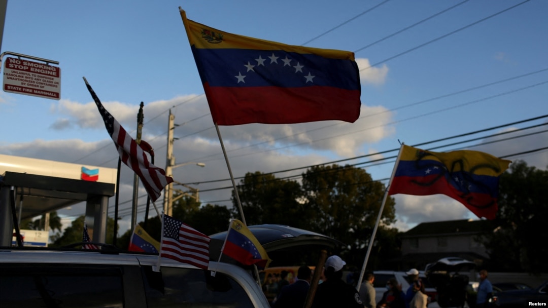 ARCHIVO - Venezolanos en las calles de Doral, Florida, el 9 de marzo de 2021.