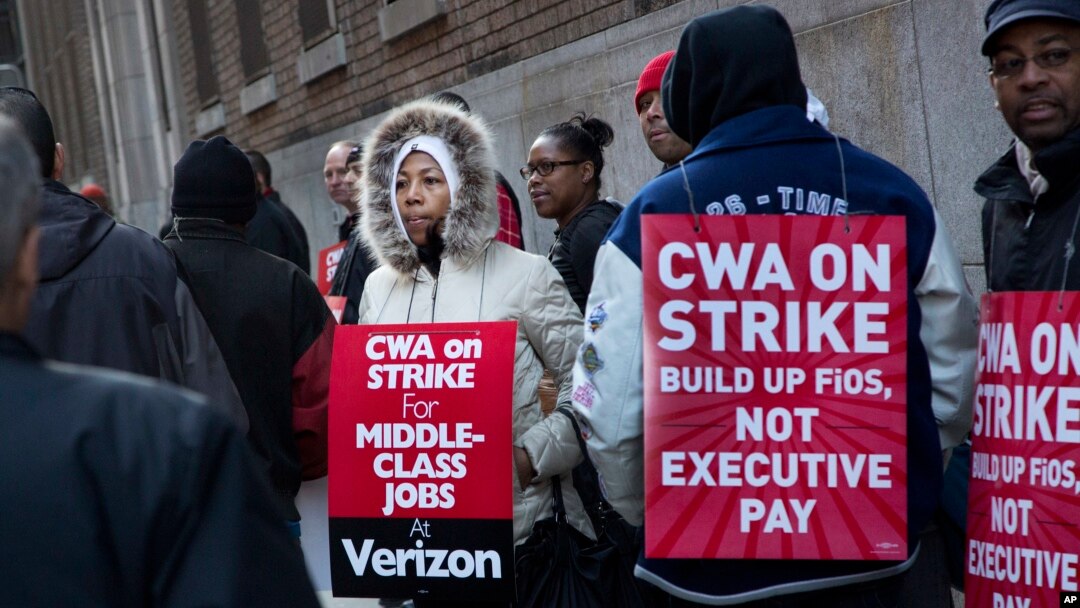 Verizon workers picket in front of a company facility in New York, April 13, 2016. Tens of thousands of Verizon landline and cable workers on the East Coast walked off the job after little progress in negotiations since their contract expired nearly eight months ago.