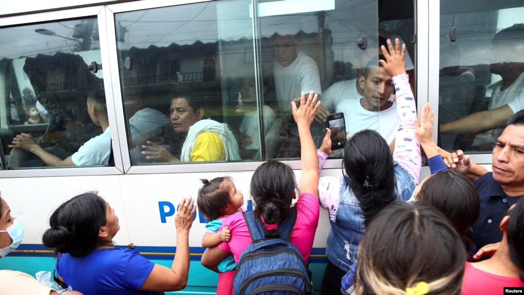 Un grupo de mujeres intentan hablar con familiares que están siendo trasladados a una prisión por policías durante el estado de emergencia, según el Ministerio de Justicia y Seguridad Pública, en San Salvador, El Salvador, el 7 de junio. 2022.