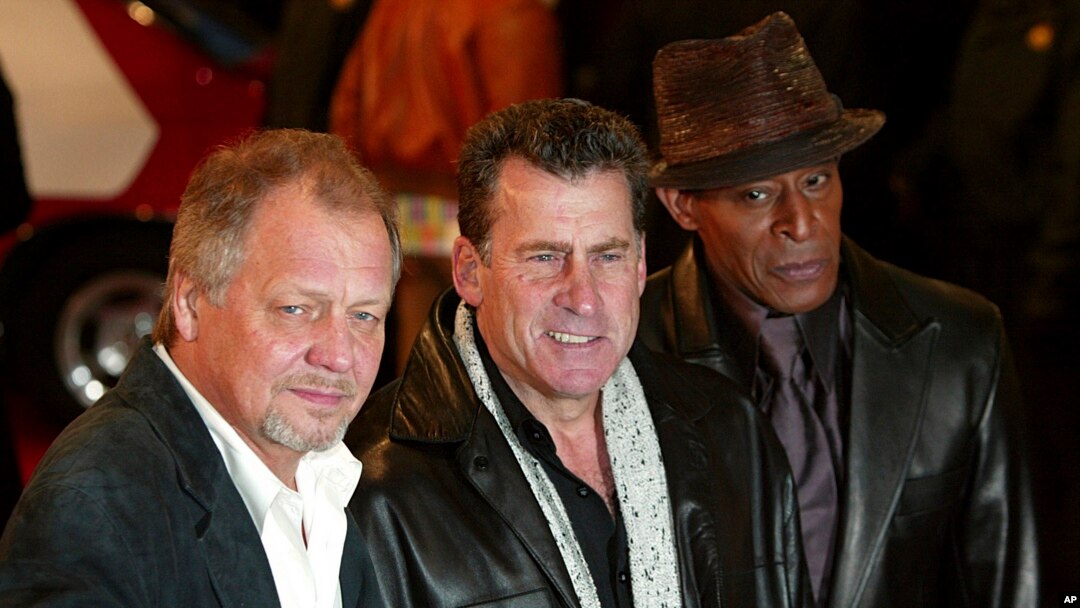 ARCHIVO - David Soul, izquierda, Paul Michael Glaser, y Antonio Fargas, derecha, astros de la serie original "Starsky and Hutch" de la década de 1970 llegan a la premiere británica de la película basada en la serie en Londres, el jueves 11 de marzo de 2004.