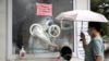Un trabajador de la salud toma una muestra de hisopo de una niña para analizar el coronavirus COVID-19 en una estación de prueba de ácido nucleico en Beijing, China, el 22 de junio de 2022.