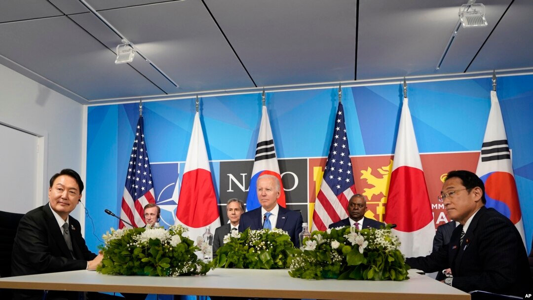 지난 29일 스페인 마드리드 북대서양조약기구(NATO·나토) 정상회의 현장에서 조 바이든(가운데) 미국 대통령, 윤석열(왼쪽) 한국 대통령, 기시다 후미오(오른쪽) 일본 총리가 회담하고 있다. (자료사진)