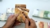 ¿Qué significa la caída del euro por debajo del dólar? ¿Caerá más?